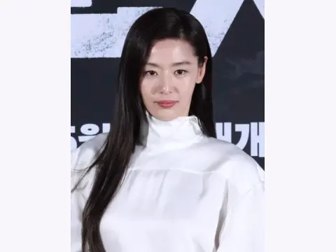 Jun Ji-hyun Face Reading: A Long Oval Face and a Slender Central Line
