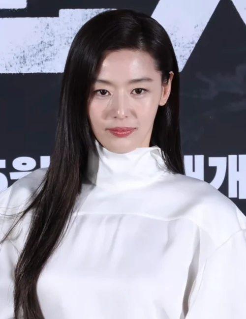 Jun Ji-hyun at a public event