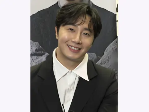 Jung Il-woo Face Reading: A Long Oval Face and Raised Mouth Corners