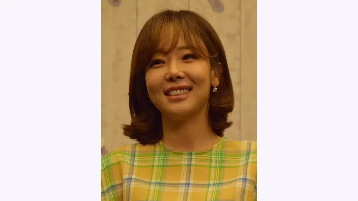 So Yoo-jin Face Reading: Rounded Cheeks and a Wide Smile