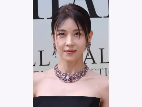 Ha Ji-won Face Reading: Defined Eyelids and a Slender Lower Face