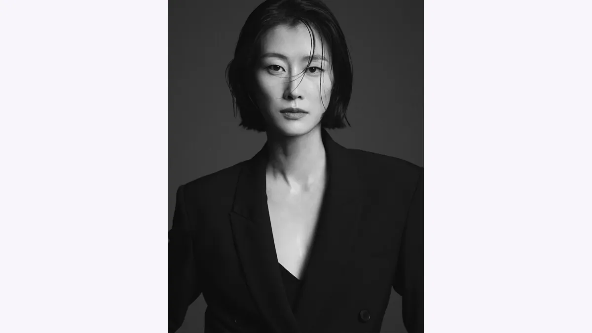 이현이 관상: 긴 타원형 윤곽과 가로로 이어지는 눈