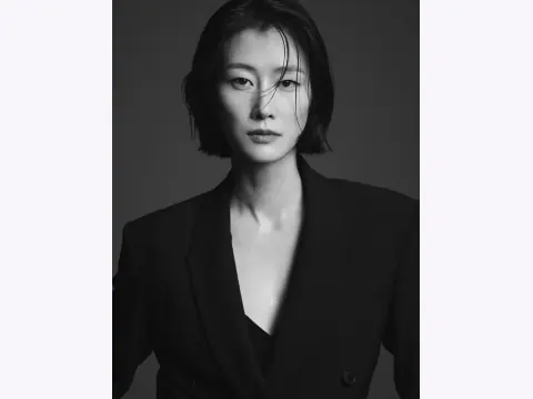 Lee Hyun-yi Face Reading: A Long Oval Face and Horizontal Eye Lines