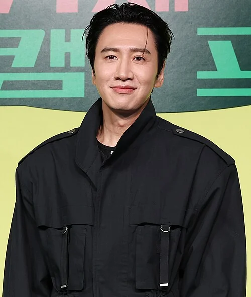 Lee Kwang-soo at a public event