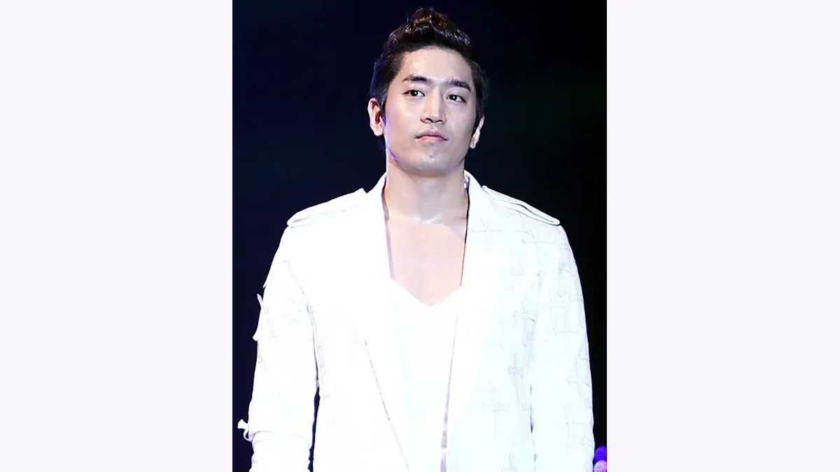 Eric Mun Face Reading: Thick Brows and Subtle Jaw Angles