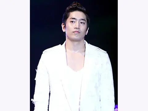Eric Mun Face Reading: Thick Brows and Subtle Jaw Angles