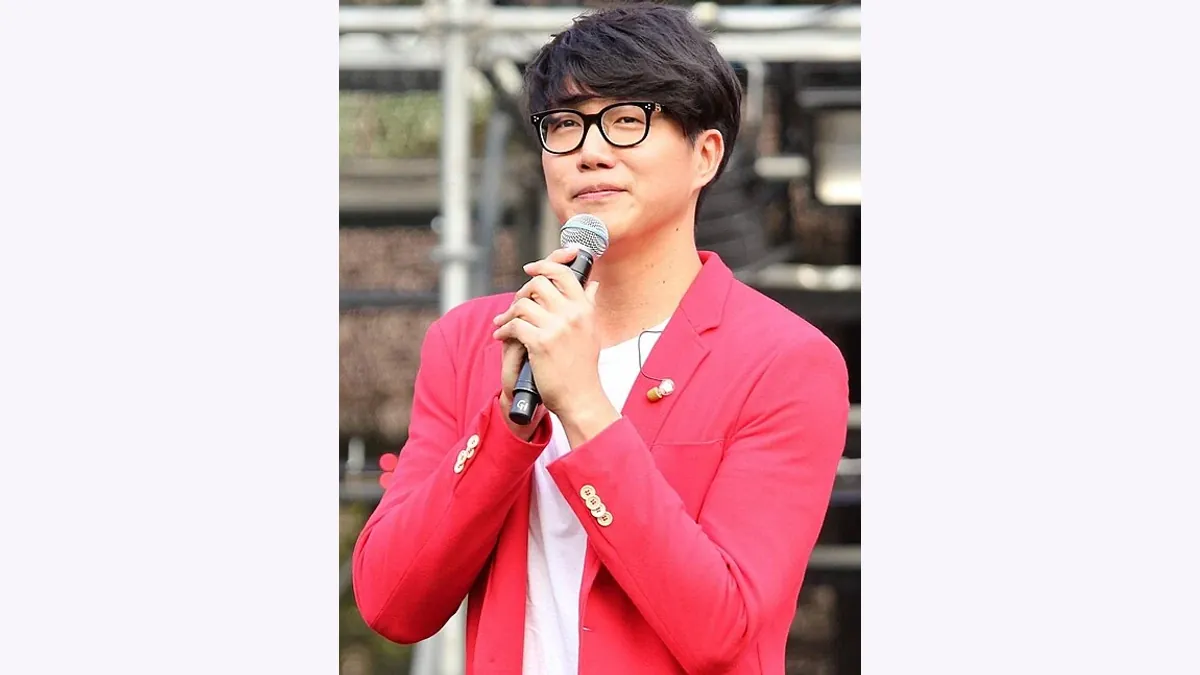 Sung Si-kyung Face Reading: A Rounded Face and Horizontal Glasses Frames