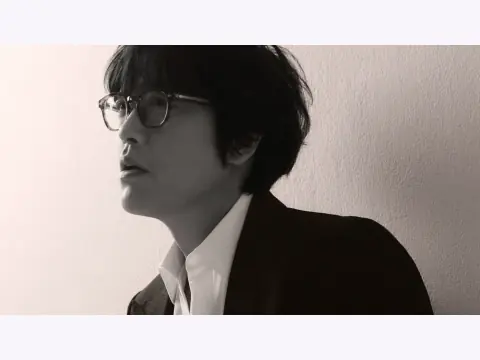 Kim Dong-ryul Face Reading: An Angled Face and Eyes Behind Glasses