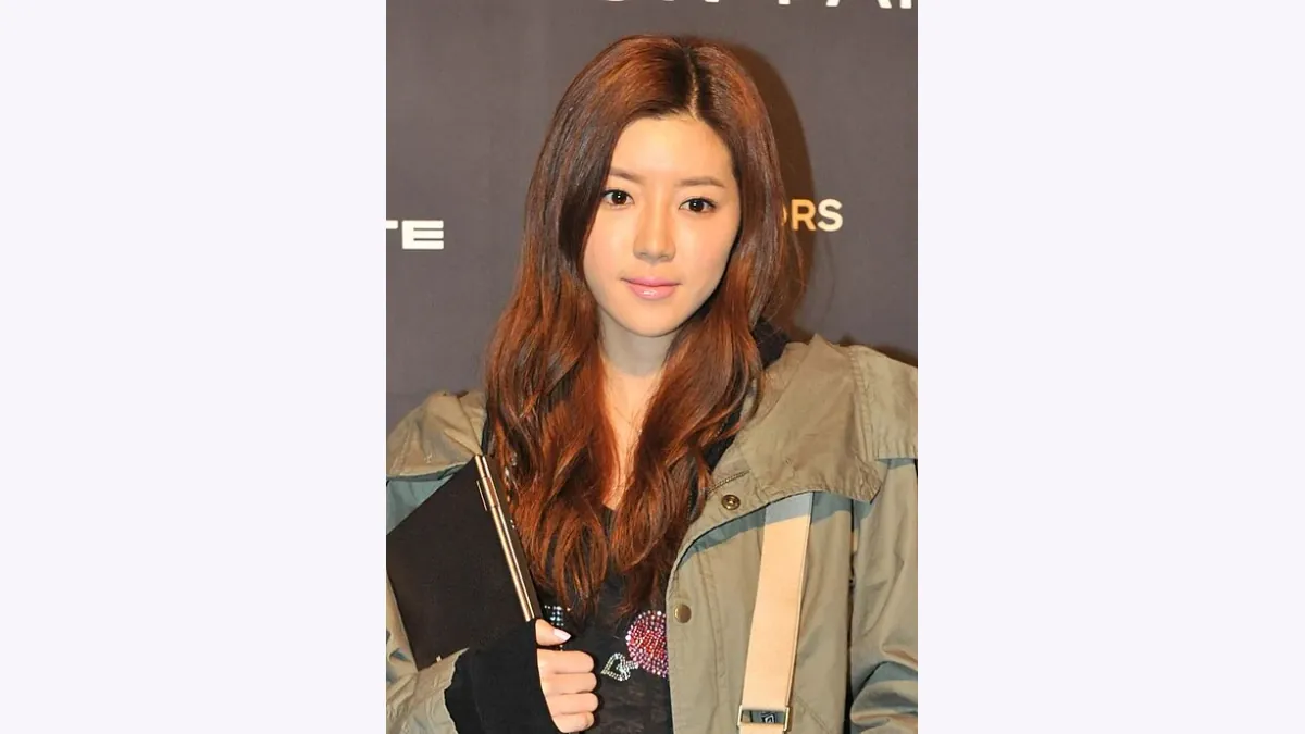 Park Han-byul Face Reading: A Long Rounded Face and Defined Eyes