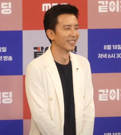 You Hee-yeol at a public event