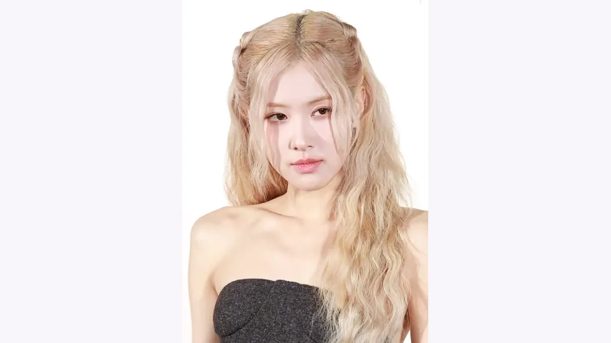 Rosé Face Reading: A Long Oval Face and Full Lips
