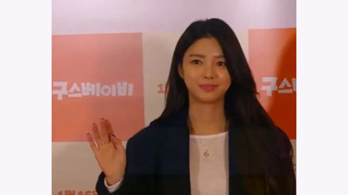 Uhm Hyun-kyung Face Reading: A Soft Oval Face and Horizontal Brows