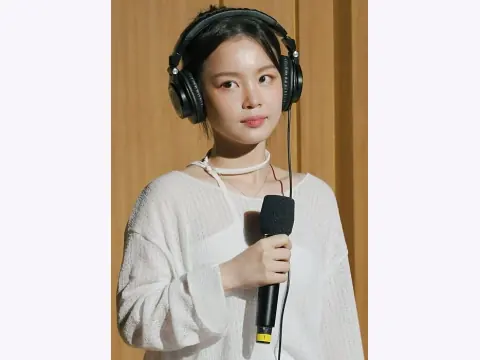 Lee Hi Face Reading: Defined Lips and Rounded Upper Eyelids