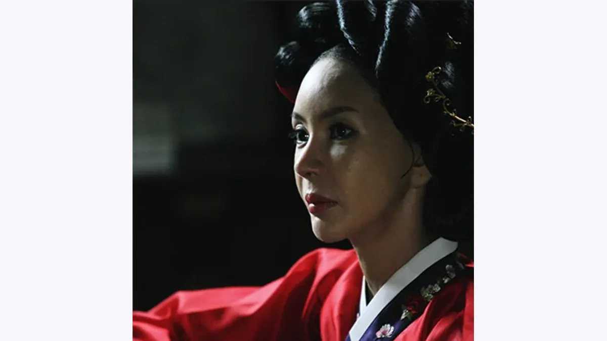 Kang Moon-young Face Reading: A Small Chin in an Angled Character Portrait