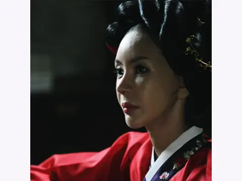 Kang Moon-young Face Reading: A Small Chin in an Angled Character Portrait