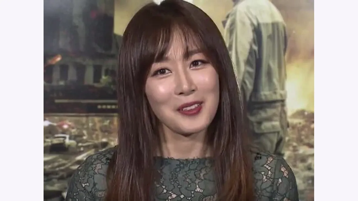 문정희 관상: 긴 눈의 윤곽과 부드러운 하관