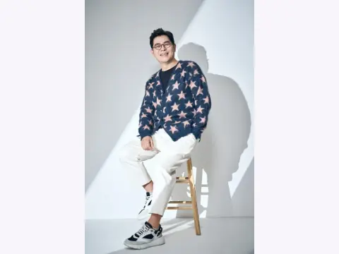 Kim Yong-man Face Reading: Raised Cheeks and Round Glasses