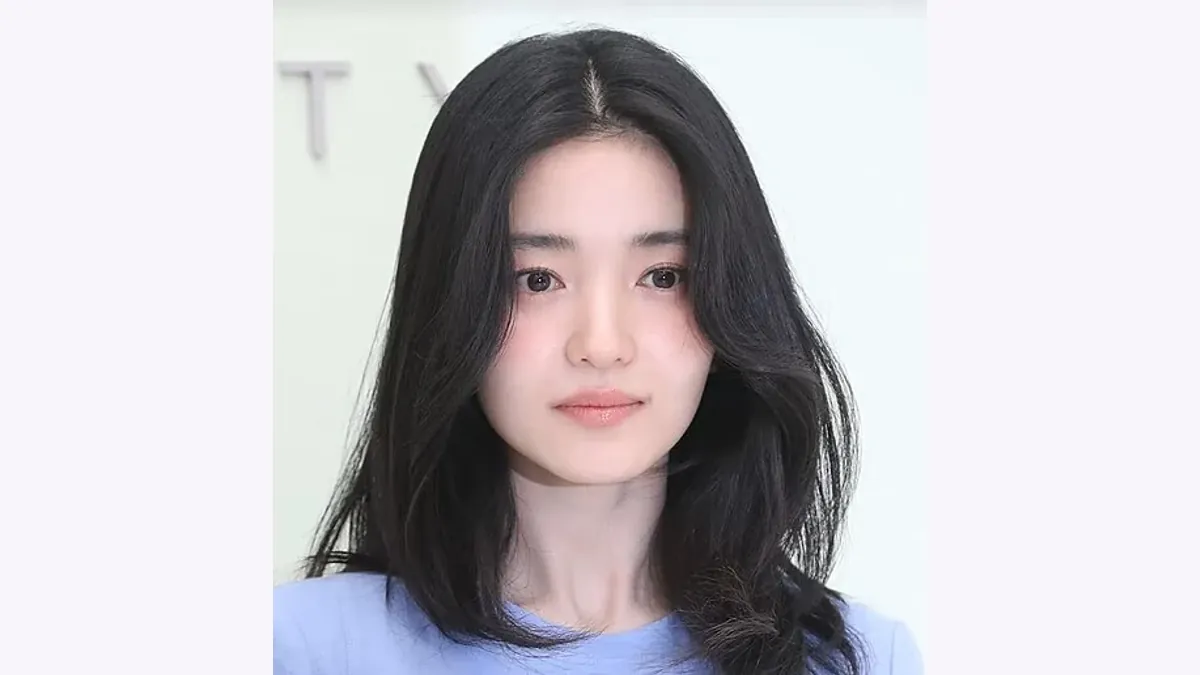 Kim Tae-ri Face Reading: Thick Brows and Rounded Eyes