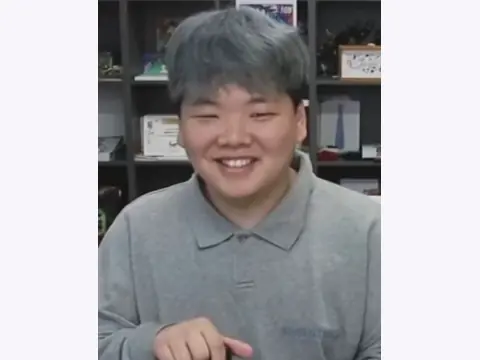Kwaktube Face Reading: Wide Cheeks and Narrowing Smiling Eyes